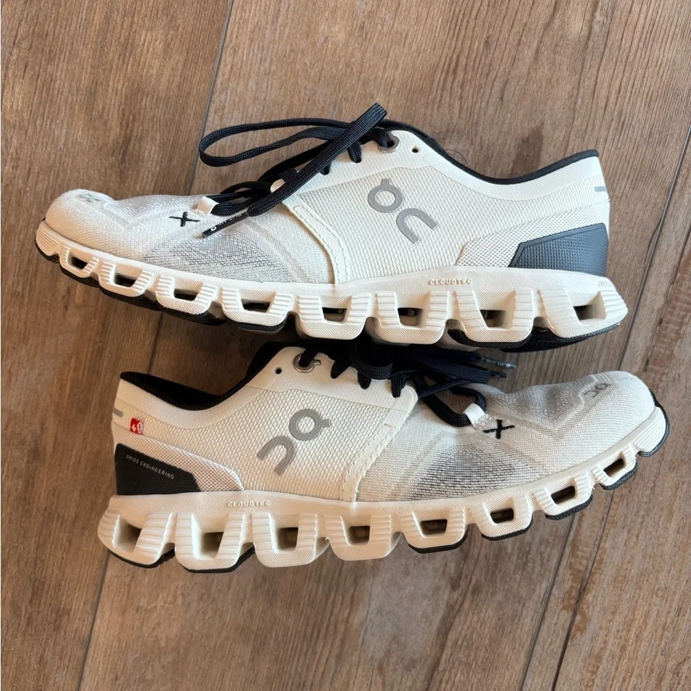 On Cloud X Running Women's Athletic Shoes in White and Black Size 6.5 - Picture 8 of 15